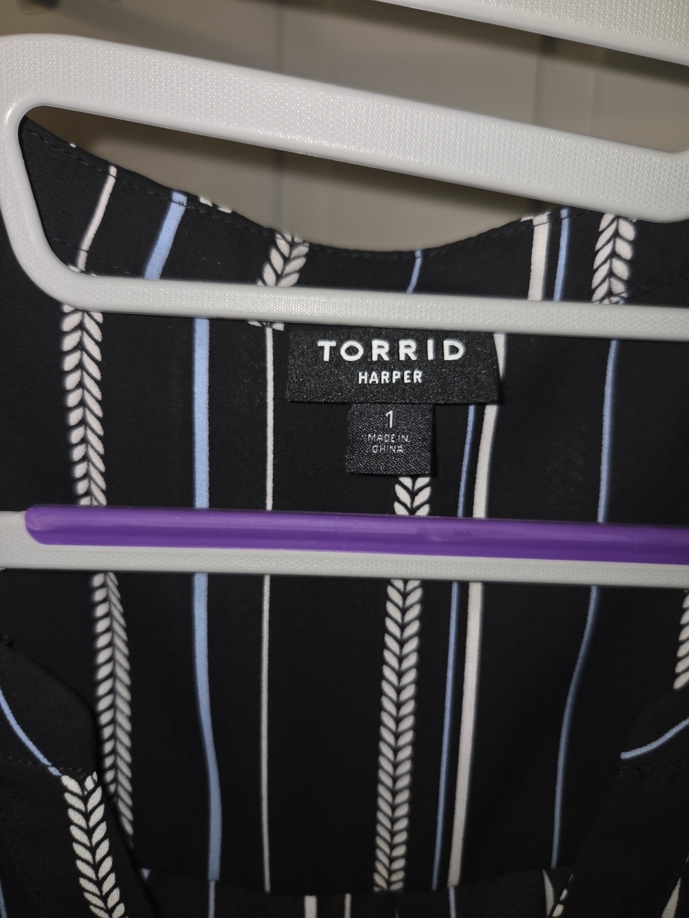 torrid Black Striped Sleeveless V-Neck Top Size 1 - Picture 2 of 2